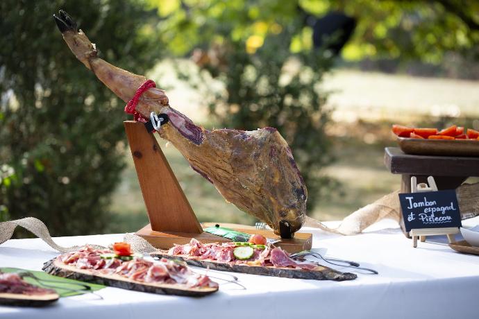 Découpe du jambon lors d'un événement présentation de repas lunch à Genève