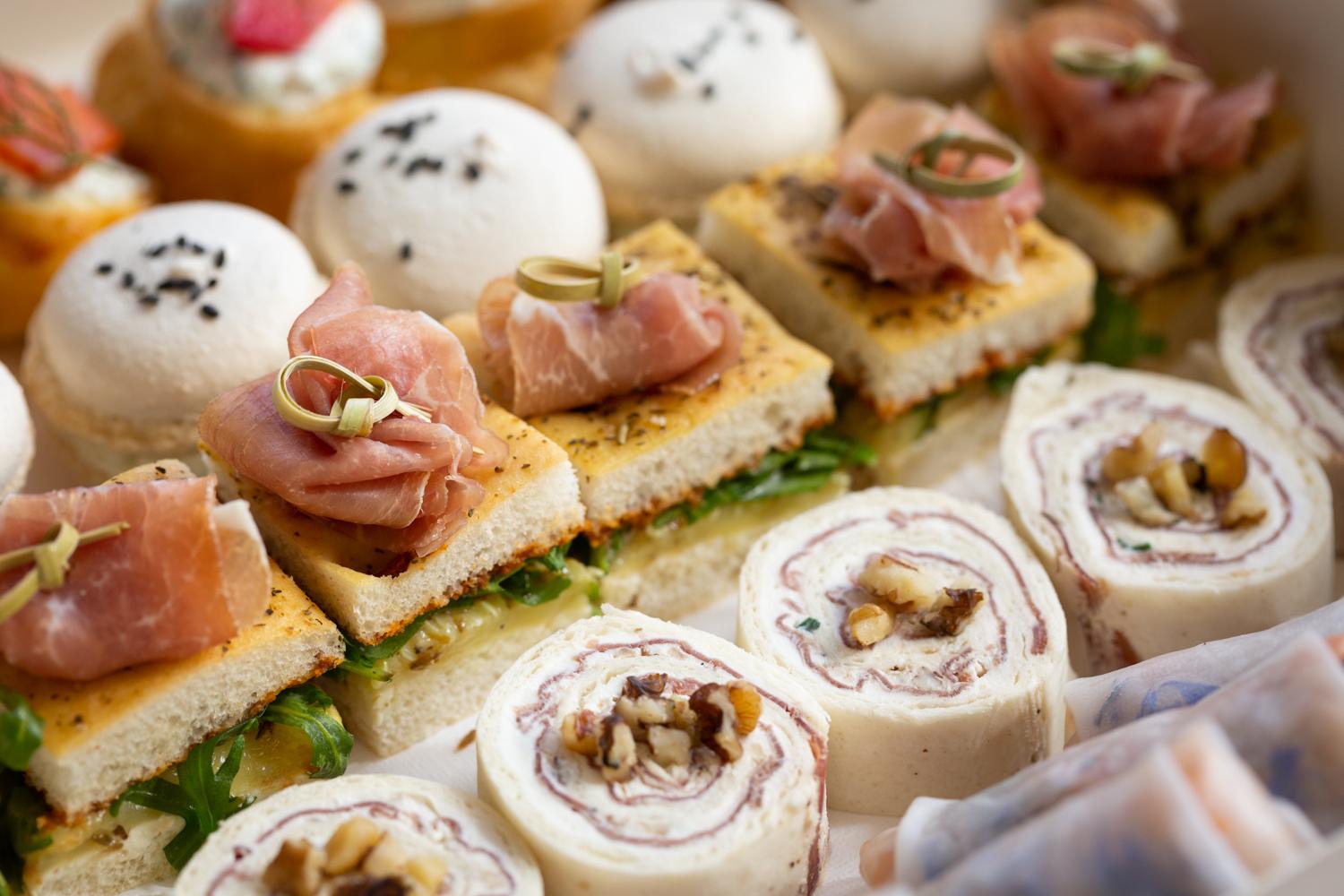Présentation des assortiments, macarons, foccacia et roulade de viande séchée Service traiteur événementiel Genève